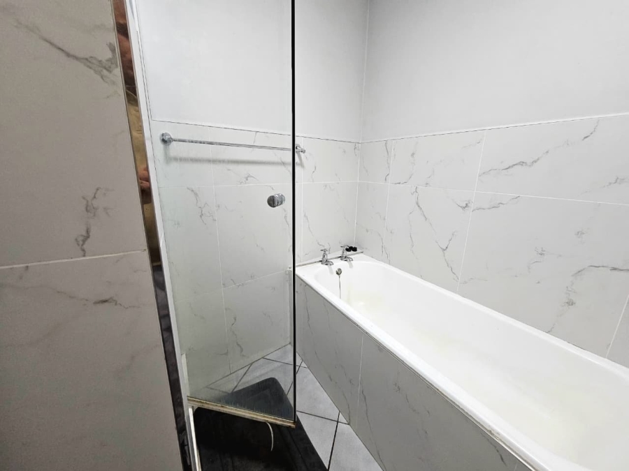 2 Bedroom Property for Sale in Vredehoek Western Cape